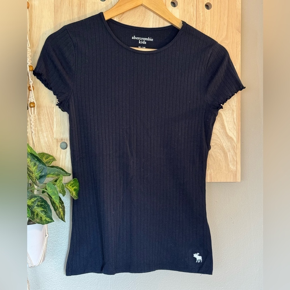 Y2K Abercrombie Kids Black Short Sleeve Tee. Size 15/16 (Women’s XS or‎ Small)